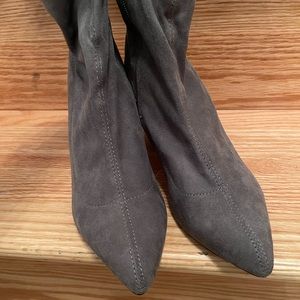 🌸STEVE MADDEN Grey LOLLI Faux Suede Booties Size 8.5